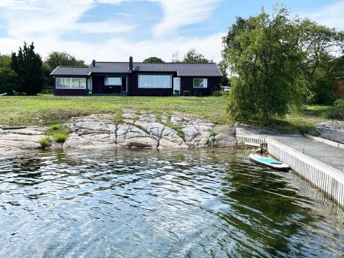 Cozy cottage next to the sea, located on Hasslo