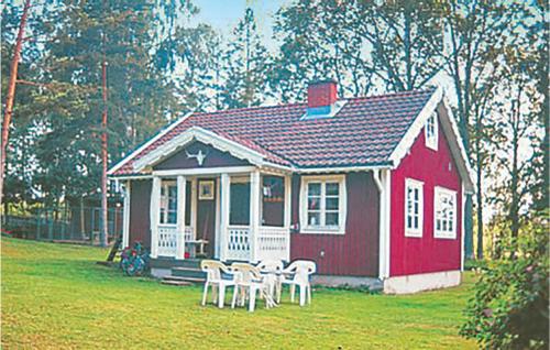 Lovely Home In Blomstermla With Kitchen