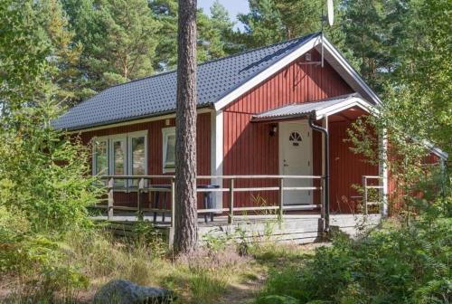 Rustikales Landhaus mit Terrasse in einzigartiger Naturlandschaft nahe der Küste mit Anlegeplatz, ideal zum Angeln - b48729